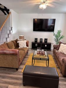 sala de estar con 2 sofás y TV de pantalla plana en Perfect 5 Star Beach Block with Courtyard, en Atlantic City