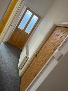 um quarto vazio com uma porta e uma janela em Cosy apartment near Newcastle em Gateshead