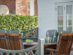 una mesa al aire libre con sillas y un tazón de uvas en Holiday Home Ejna in Western Jutland by Interhome, en Bredebro