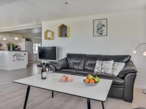 sala de estar con sofá y mesa con fruta en Holiday Home Ejna in Western Jutland by Interhome, en Bredebro