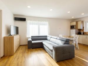 A kitchen or kitchenette at Holiday Home Honey by Interhome
