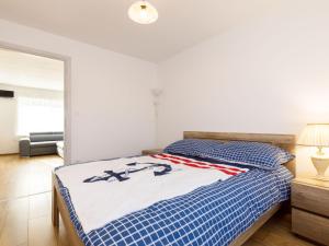 A bed or beds in a room at Holiday Home Honey by Interhome