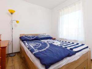 A bed or beds in a room at Holiday Home Honey by Interhome