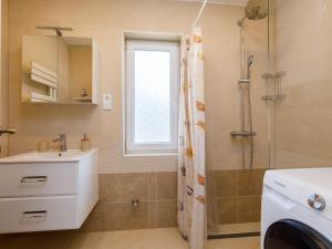A bathroom at Holiday Home Honey by Interhome Még 15 kép