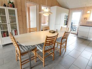 cocina y comedor con mesa y sillas en Holiday Home Griselda - 700m from the sea in NW Jutland by Interhome en Torsted