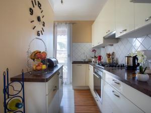 Kuchyňa alebo kuchynka v ubytovaní Apartment le flora by Interhome