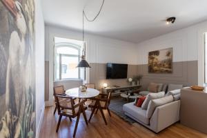 un soggiorno con un divano e un tavolo di FLH Amazing Praça Comércio Design Flat a Lisbona