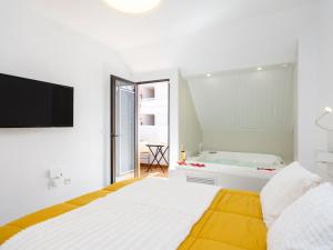 Postel nebo postele na pokoji v ubytování Apartment Deluxe Altemar by Interhome