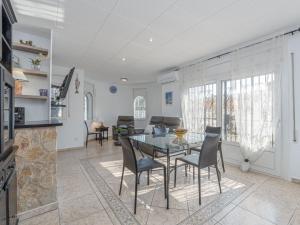 TV a/nebo společenská místnost v ubytování Holiday Home Louise by Interhome + 35 fotografií