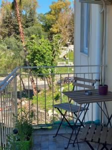 d'un balcon avec un banc et une vue sur une girafe. dans l'établissement Lo scorcio della Neapolis Accogliente appartamento pressi parco Neapolis, à Syracuse