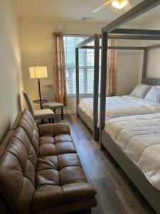 1 dormitorio con 1 cama, 1 sofá y 1 silla en Perfect 5 Star Beach Block with Courtyard, en Atlantic City