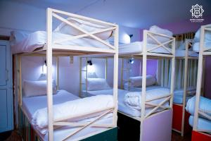 Rúm í herbergi á Gypsy Hostel & Backpackers
