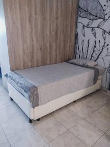 Cama pequeña en habitación con pared en Mate de Luna Estrella - 3 pax en San Miguel de Tucumán