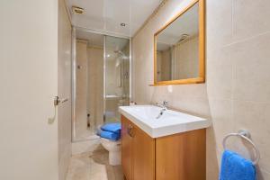 a bathroom with a sink and a toilet and a mirror at Precioso Loft en Badalona Centro in Badalona