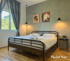 ein Schlafzimmer mit einem Bett in einem Zimmer mit einem Fenster in der Unterkunft My Cool Home x The Quintet @ Cameron Highlands in Tanah Rata