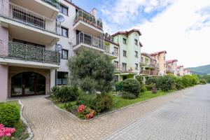 una calle vacía frente a un edificio en Apartament Flower z tarasem - Dream Apart, en Ustroń