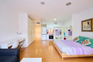 1 dormitorio con 1 cama y escritorio en una habitación en Precioso Loft en Badalona Centro en Badalona