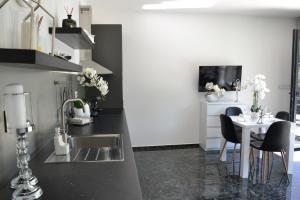 Kuchyňa alebo kuchynka v ubytovaní Apartmany u Polanských