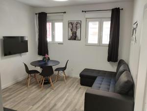 TV a/nebo společenská místnost v ubytování Apartamento blanco y negro en el centro