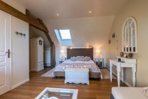een slaapkamer met een bed, een tafel en een raam bij Clos du Mont Rouge in Bouzy