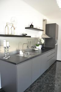 Kuchyňa alebo kuchynka v ubytovaní Apartmany u Polanských