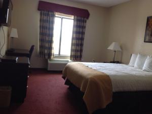 a hotel room with a bed and a window at Yorktown Inn and Suites in Yorktown