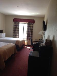 a hotel room with two beds and a window at Yorktown Inn and Suites in Yorktown
