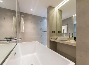 Koupelna v ubytování Tajreed Suites + 52 fotografií