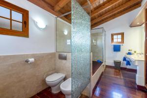 A bathroom at Villa Jardin Canario by Villa Plus