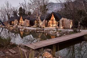 a log cabin on a lake with a wooden dock at Area Synest Nature Suites in Sinevrón +139 photos
