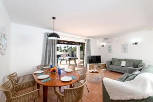 una sala de estar con una mesa y sillas en Villa Papagayo by Villa Plus, en Playa Blanca