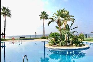 Bazén v ubytovaní MI CAPRICHO BEACHFRONT- 9F Apartment with sea views - Costa del Sol alebo v jeho blízkosti