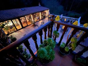 La Revilla的住宿－Posada La Vieja Escuela，享有带植物阳台的度假屋的顶部景致