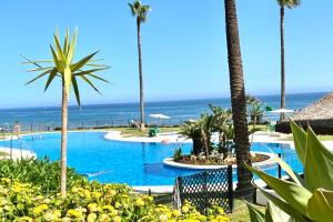 Bazén v ubytovaní MI CAPRICHO BEACHFRONT- 9F Apartment with sea views - Costa del Sol alebo v jeho blízkosti