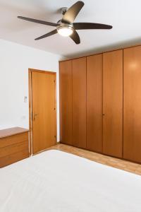 A bed or beds in a room at S305 - Sirolo, deliziosa villetta con portico