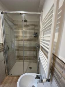 een badkamer met een douche en een wastafel bij Corte Aragonese in Piano di Sorrento
