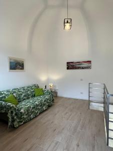 een woonkamer met een bank en een trap bij Corte Aragonese in Piano di Sorrento