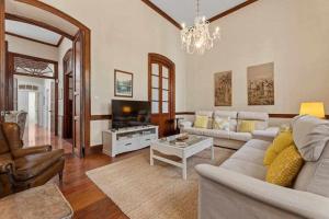 sala de estar con sofá y TV en Valls De Quintana Casa Emblemática Arrecife en Arrecife