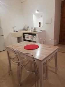 drewniany stół z 4 krzesłami w kuchni w obiekcie Nel cuore di Ostuni w mieście Ostuni