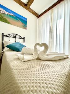 um quarto com um cisne feito de toalhas numa cama em B&B Casa Desimio em Vieste