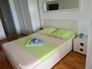 sypialnia z łóżkiem z telefonem w obiekcie Apartment direkt am Strand w Okrugu Gornjim