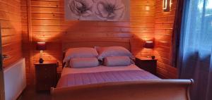 Postelja oz. postelje v sobi nastanitve Immaculate 2-Bed Lodge Next To Lake