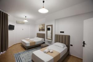 Postel nebo postele na pokoji v ubytování Hotel de Ksamil