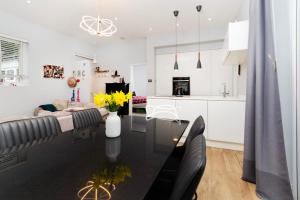 cocina y sala de estar con mesa de comedor. en Charming Ground Floor 1 Bedroom Flat in Twickenham, en Twickenham