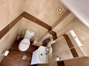 La petite salle de bains est pourvue de toilettes et d'un lavabo. dans l'établissement Elounda Square Home, à Elounda