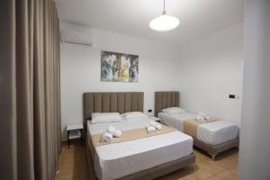 Postel nebo postele na pokoji v ubytování Hotel de Ksamil