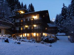 a large house in the snow at night at Gassermühle-Ferienhaus in Eggen