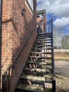 un escalier à côté d'un bâtiment en briques dans l'établissement Reading City Centre - Free Parking - Franklin Suite, à Reading