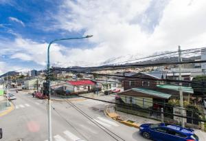 una calle de la ciudad con un coche azul en la calle en Criollos Apartamentos en Ushuaia