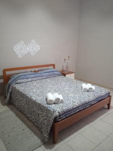 B&b Vista Etna في رانداتسو: غرفة نوم عليها سرير وفوط